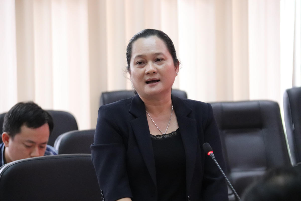 Bà Lê Thị Lệ Uyên, Phó Chủ tịch Ủy ban MTTQ Việt Nam tỉnh Vĩnh Long phát biểu tham luận tại hội thảo.