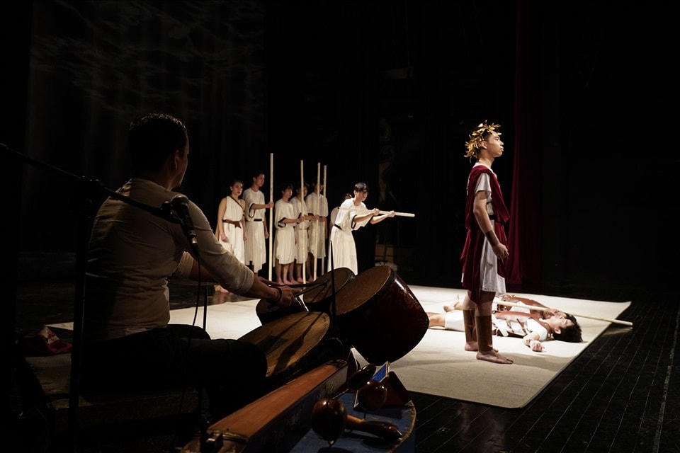 Cảnh trong vở “Antigone” lấy cảm hứng từ Chèo của Lực Team.  
