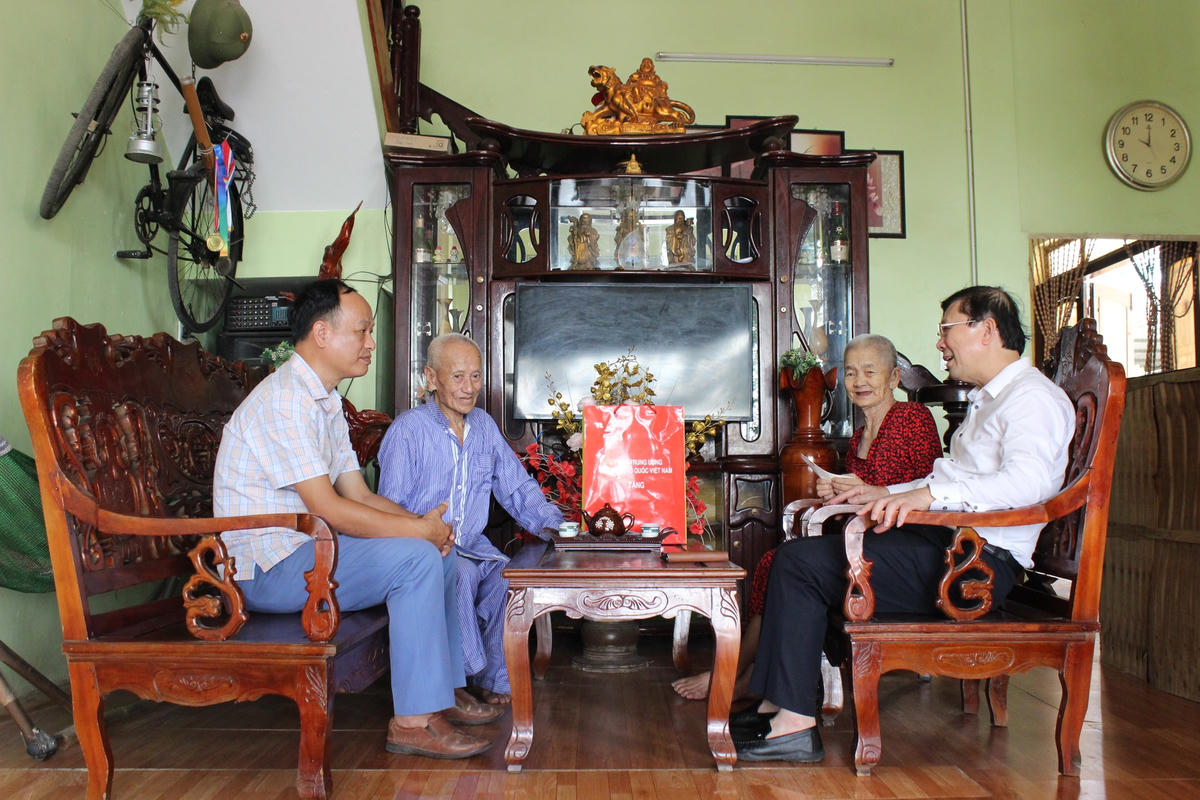 Phó Chủ tịch Nguyễn Hữu Dũng viếng anh hùng liệt sĩ, thăm gia đình có công tại Quảng Trị