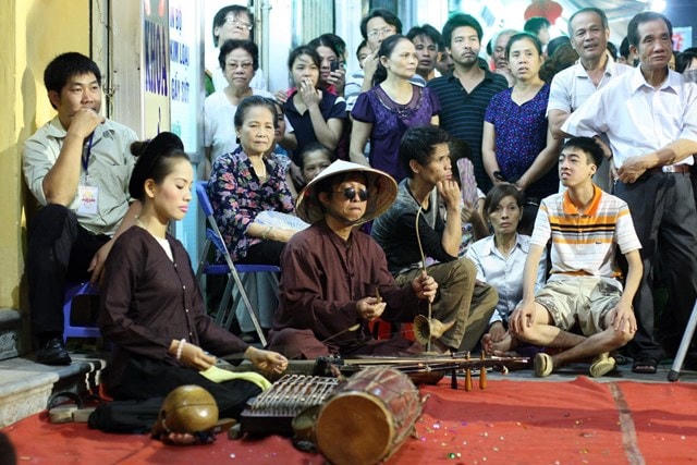 Hát xẩm ở khu phố cổ Hà Nội. Ảnh: Quang Vinh.