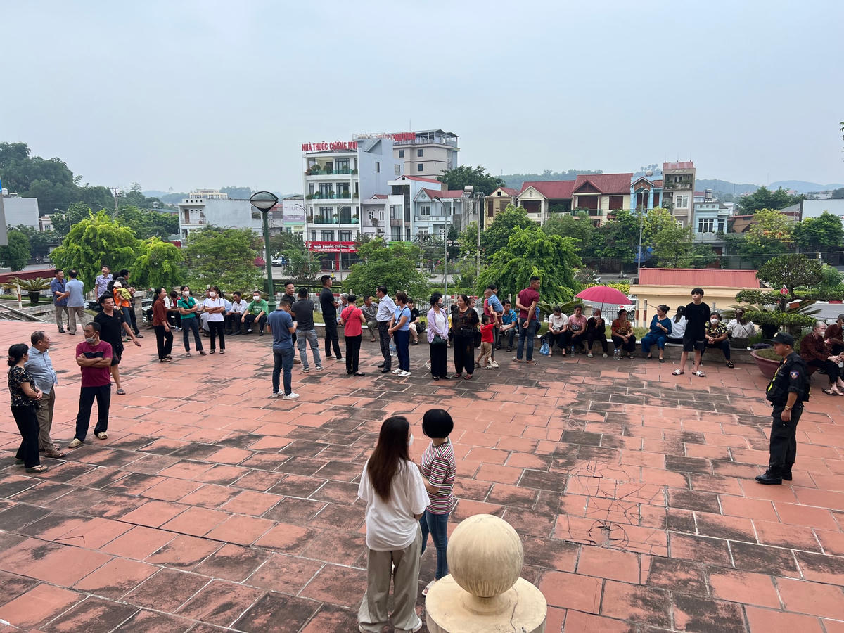 Từ sáng sớm, nhiều người dân tỉnh Yên Bái đã có mặt tại trụ sở TAND tỉnh Yên Bái để chứng kiến quá trình xét xử vụ án.