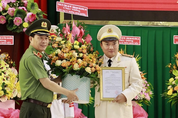Thứ trưởng Lê Quốc Hùng, trao quyết định của Bộ trưởng Bộ Công an về việc bổ nhiệm Đại tá Trương Minh Đương giữ chức vụ Giám đốc Công an tỉnh Lâm Đồng.
