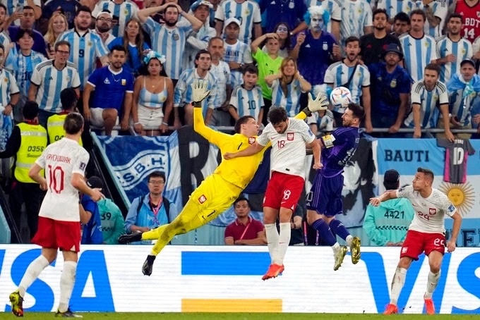 Messi mang về quả phạt đền cho Argentina sau khi bị thủ thành Wojciech Szczesny phạm lỗi trong vòng cấm (Ảnh: Getty).