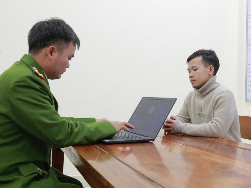 Đối tượng Nguyễn Trọng Nghĩa tại cơ quan công an.