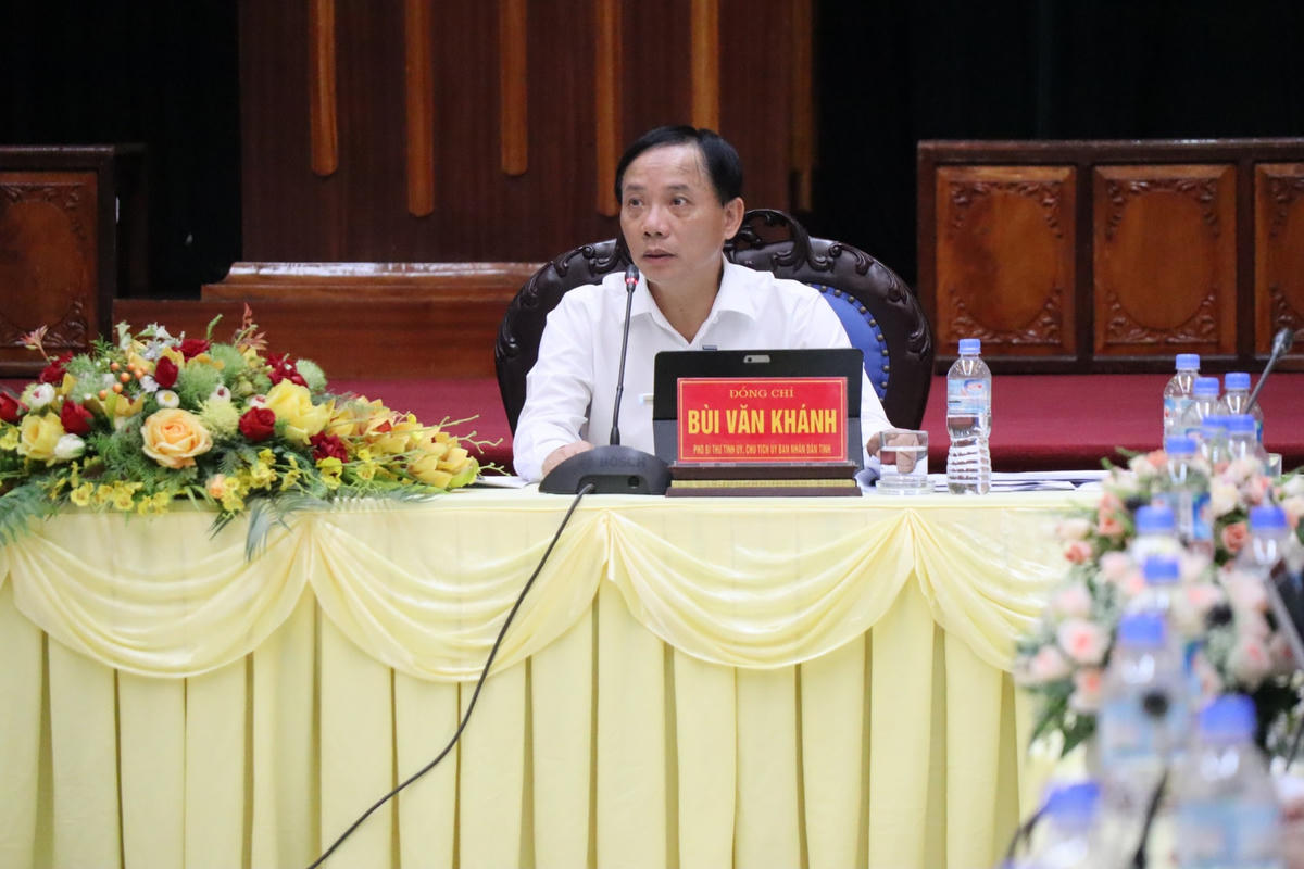 Ông Bùi Văn Khánh - Chủ tịch UBND tỉnh Hòa Bình phát biểu tại hội nghị.