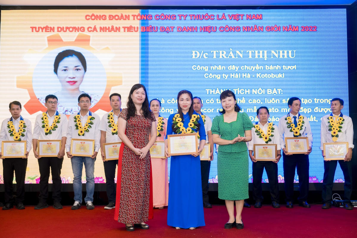 Bà Trần Thị Hoàng Mai – Phó Bí thư thường trực Đảng ủy và Bà Nguyễn Thị Thúy Hồng Phó tổng Giám đốc Tổng công ty trao bằng khen cho đồng chí Trần Thị Nhu Công ty Hải Hà – Kotobuki