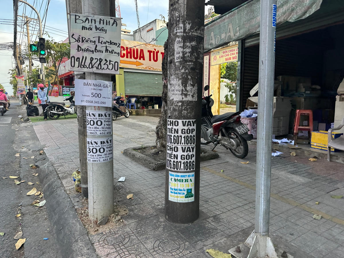Tờ rơi quảng cáo được dán khắp cột điện gần các công ty, doanh nghiệp có đông công nhân.