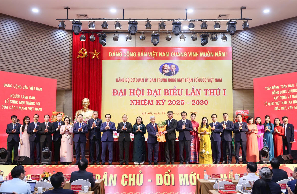 Phó Bí thư Đảng ủy MTTQ, các đoàn thể Trung ương Trần Thắng trao Quyết định và tặng hoa chúc mừng đồng chí Đỗ Văn Chiến cùng các đồng chí được chỉ định tham gia Ban Chấp hành Đảng bộ Cơ quan UBTƯ MTTQ Việt Nam nhiệm kỳ 2025-2030. Ảnh: