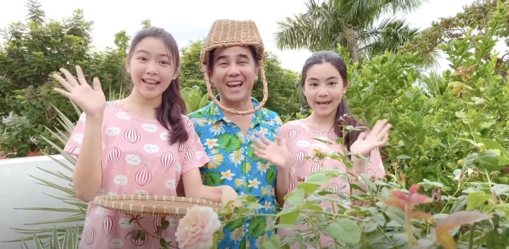 Quyền Linh thường để hai con cùng tham gia các chương trình từ thiện để con có cơ hội thấu hiểu hơn những mảnh đời bất hạnh, từ đó, rèn luyện sự yêu thương, biết đồng cảm, sẻ chia trong cuộc sống.