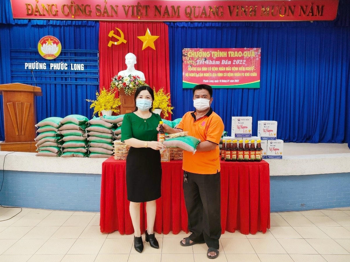 Bà Hương tặng quà cho các hộ nghèo trên địa bàn phường.