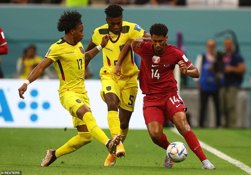 Qatar trở thành chủ nhà đầu tiên thất bại ở trận mở màn World Cup (ảnh: Reutes).