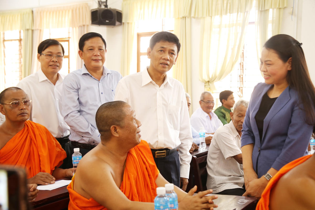 Phó Chủ tịch – Tổng Thư ký Nguyễn Thị Thu Hà cùng lãnh đạo tỉnh Sóc Trăng gặp gỡ, trò chuyện với các vị chức sắc.