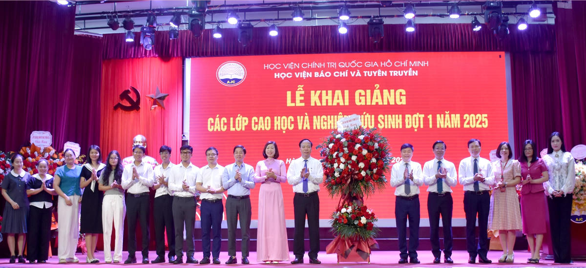 Lớp cao học Quản lý kinh tế khóa 31 đợt 1 năm 2025 tặng hoa chúc mừng và chụp ảnh lưu niệm với các thầy cô giáo Nhà trường.
