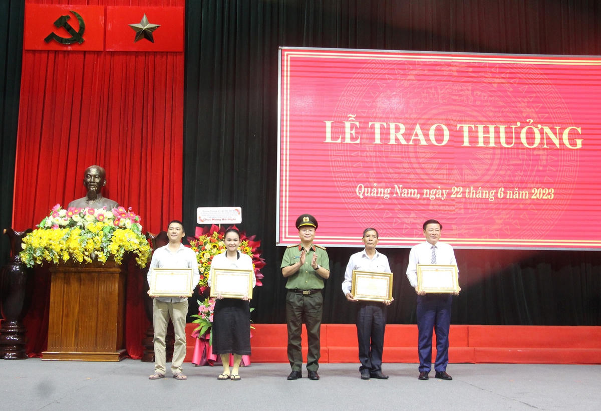 Tặng bằng khen của Bộ Công an cho tập thể, cá nhân có thành tích trong chương trình phối hợp số 09.