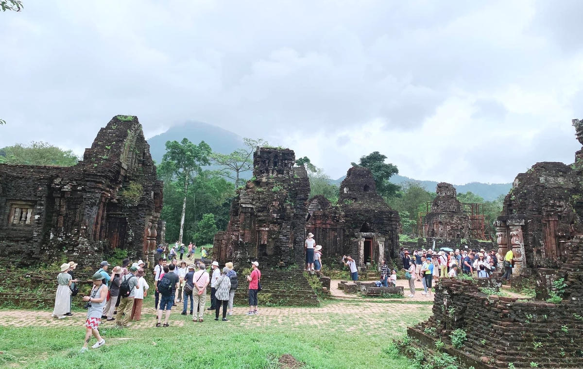 Du khách tham quan Di sản văn hóa thế giới Khu di tích Mỹ Sơn