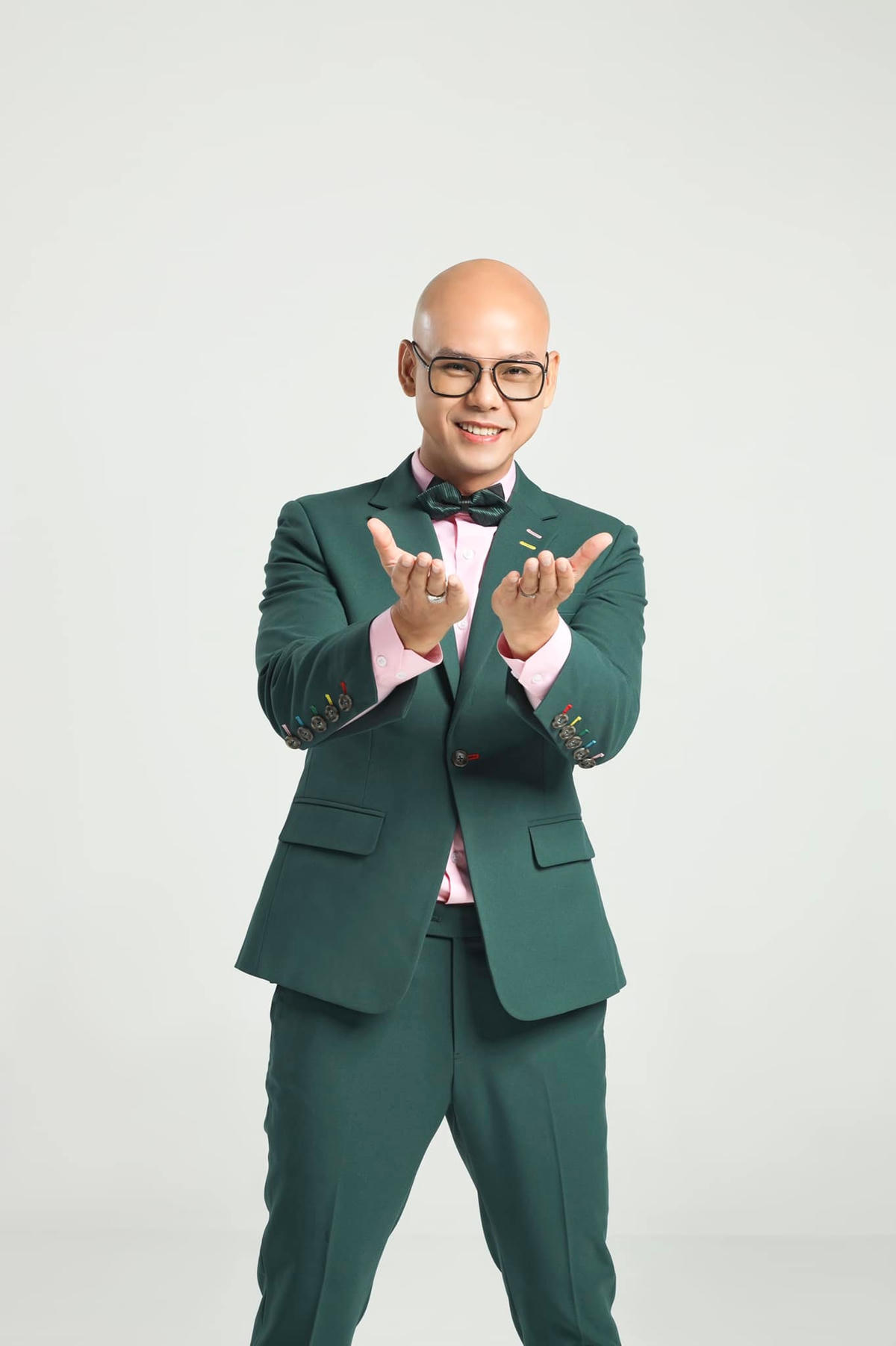 Phan Đình Tùng được biết đến là nghệ sĩ tài năng vừa ca hát vừa sáng tác. 