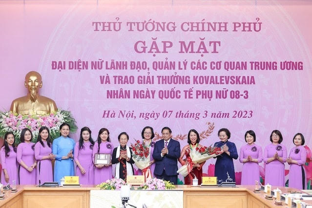 Thủ tướng Phạm Minh Chính và nguyên Chủ tịch nước Nguyễn Thị Doan, Chủ tịch Hội đồng Giải thưởng Kovalevskaia trao giải Kovalevskaia năm 2022 cho các nhà khoa học có nghiên cứu xuất sắc. Ảnh: VGP/Nhật Bắc.