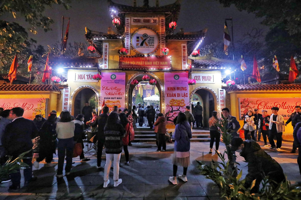 Ngay sau thời khắc giao thừa chào mừng năm mới Tết Quý Mão 2023 tại chùa Quán Sứ đã có rất đông người dân đổ về đây xin lộc đầu năm mới.