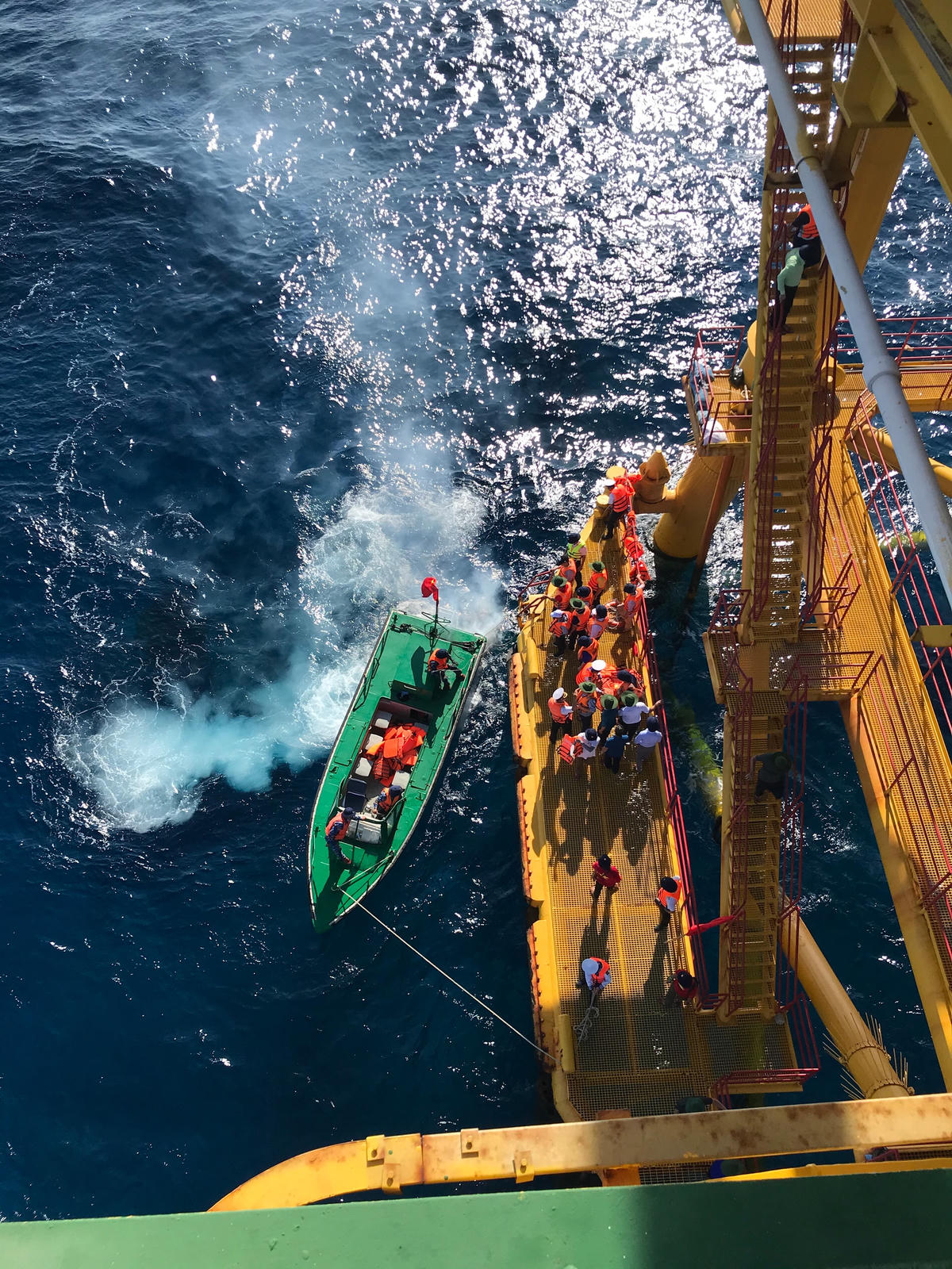 Nhà giàn đón khách.  