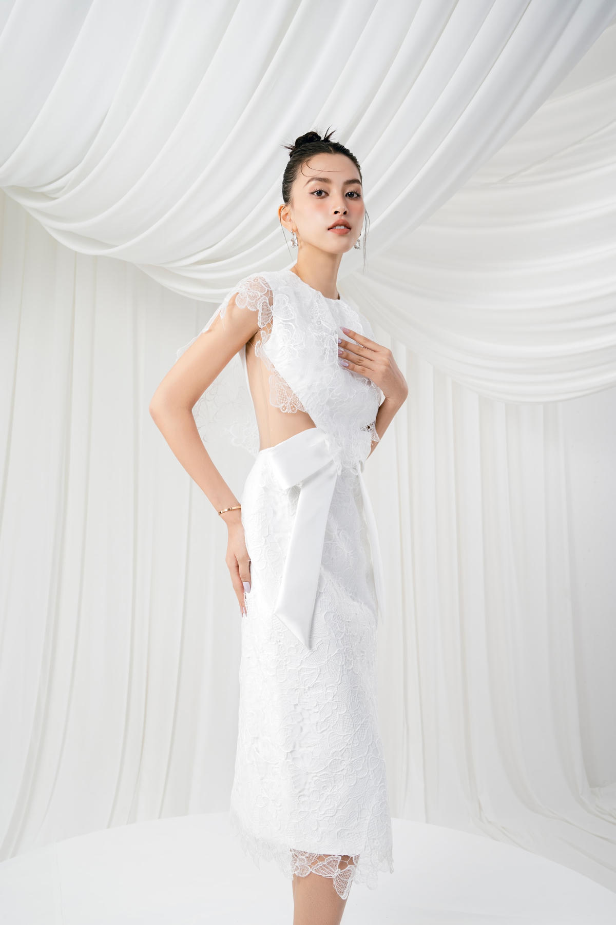 Trên hình, Tiểu Vy diện chiếc váy sơ mi mang hơi hướng cổ điển, cắt khoét tinh tế hệt những quý cô quý tộc châu Âu.