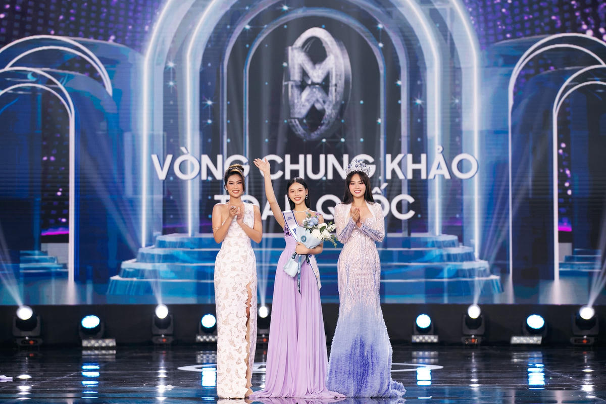 Người được gọi tên đầu tiên chính là hoa khôi bóng chuyền người xứ Nghệ - Nguyễn Ngân Hà (SBD 051). Cô là thí sinh chiến thắng phần thi “Người đẹp tài năng”.