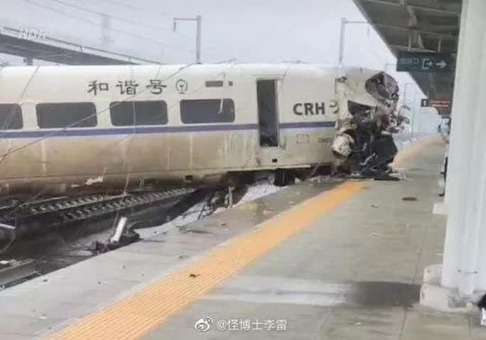 Hai toa tàu trật khỏi đường ray. Ảnh: Weibo.