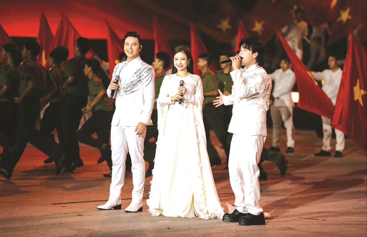 Ca sĩ Nguyễn Trần Trung Quân cùng các nghệ sĩ trong chương trình do Bộ Công an tổ chức