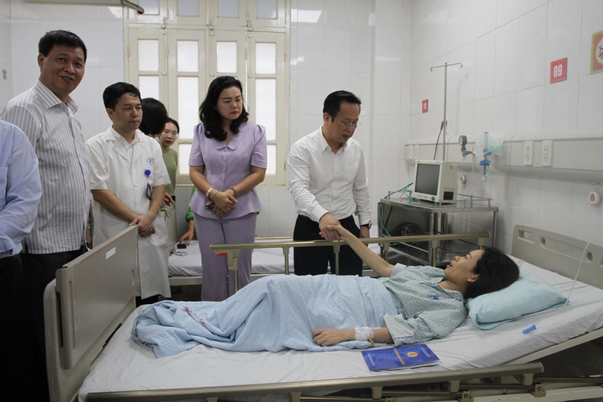 Tại bệnh viện này có hai giáo viên và một học sinh đang điều trị.