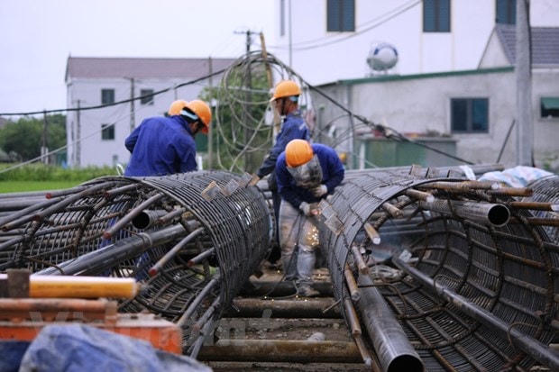 Tại các dự án cao tốc Bắc-Nam, nhiều công nhân vẫn miệt mài làm việc xuyên Tết để đẩy nhanh tiến độ dự án. (Ảnh: Việt Hùng/Vietnam+)