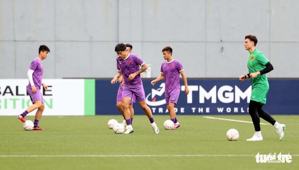 Đội tuyển Việt Nam tập luyện trên sân cỏ nhân tạo Jalan Besar trước giờ bóng lăn. Ảnh: Tuổi trẻ online.