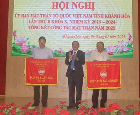 Ông Trần Ngọc Thanh, Chủ tịch Uỷ ban MTTQ Việt Nam tỉnh Khánh Hòa trao cơ thi đua xuất sắc toàn diện cho Uỷ ban MTTQ Việt Nam huyện Diên Khánh; tặng cờ thi đua xuất sắc cho Uỷ ban MTTQ Việt Nam thị xã Ninh Hòa.