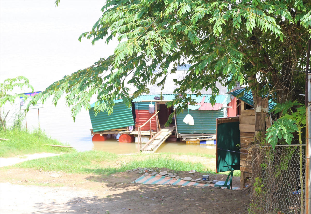 Khó khăn, vất vả vì kế sinh nhai là vậy nhưng những người dân ở xóm Phao vẫn luôn cố bám trụ.