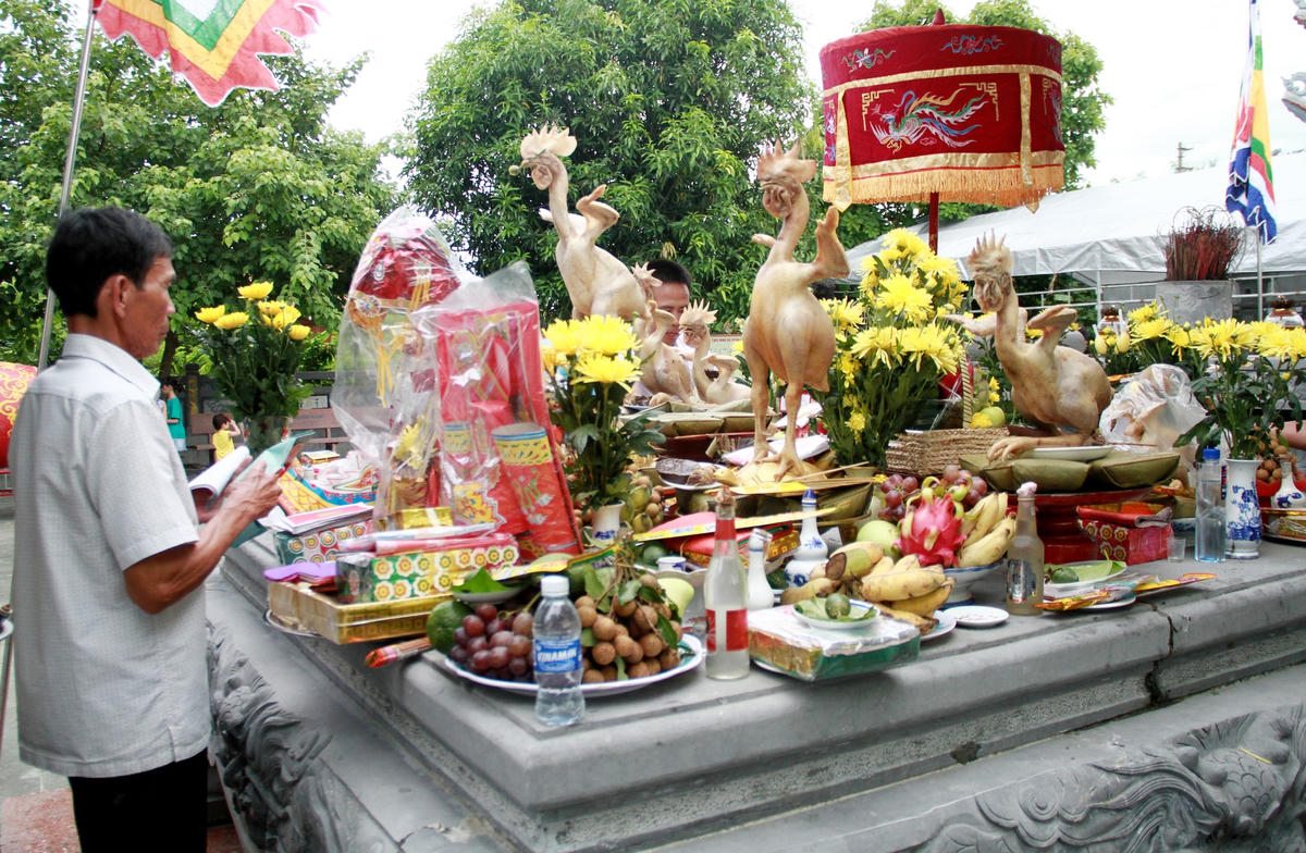 Cùng với gà là nhiều lễ vật khác cũng được sử dụng để làm nên những cỗ cúng trang trọng, đẹp mắt