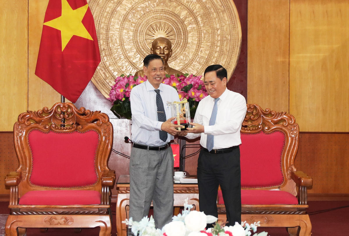 Ông Hồ Tiến Thiệu tặng quà lưu niệm cho ông Nhem Valy và Đoàn đại biểu cấp cao Hội đồng Quốc gia Mặt trận Đoàn kết Phát triển Tổ quốc Campuchia.