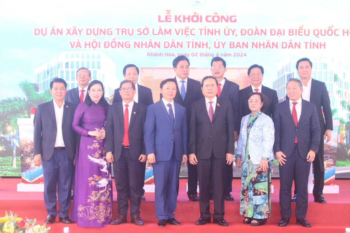 cac-dai-bieu-tham-du-buoi-le..jpg