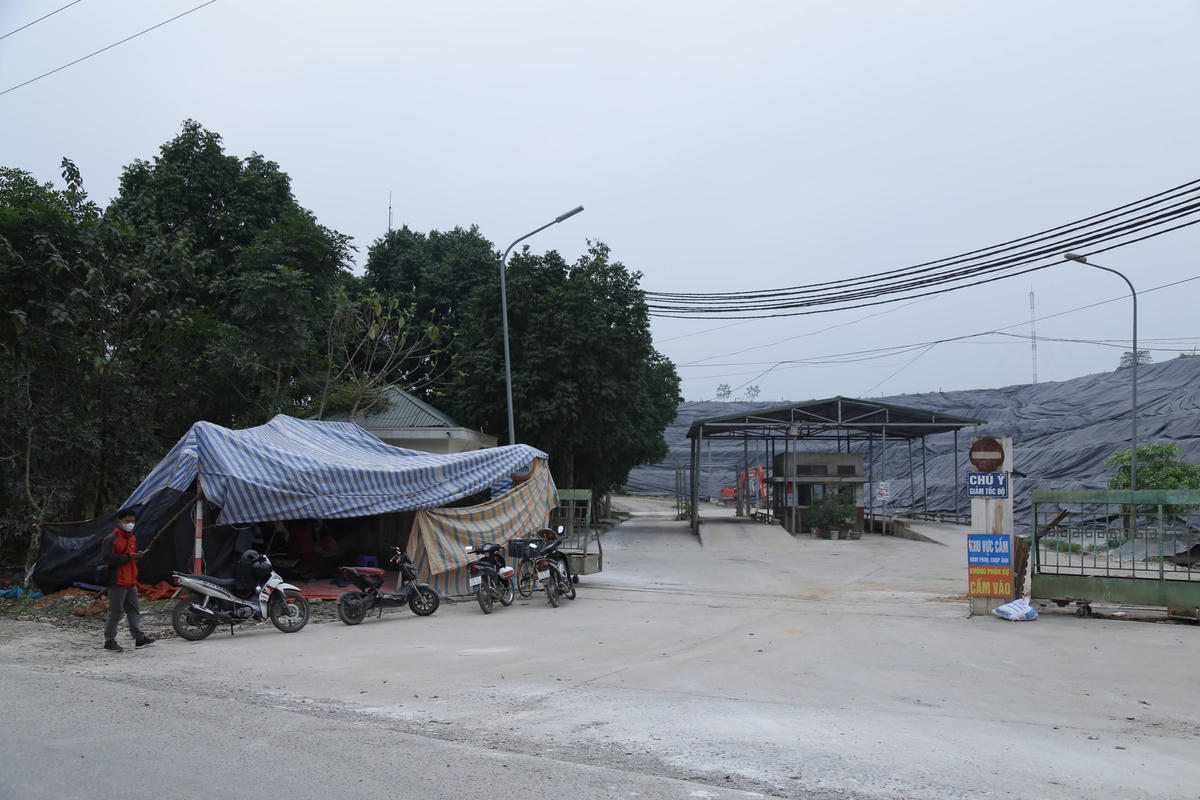 Người dân dựng lều ngay cổng bãi rác Xuân Sơn.