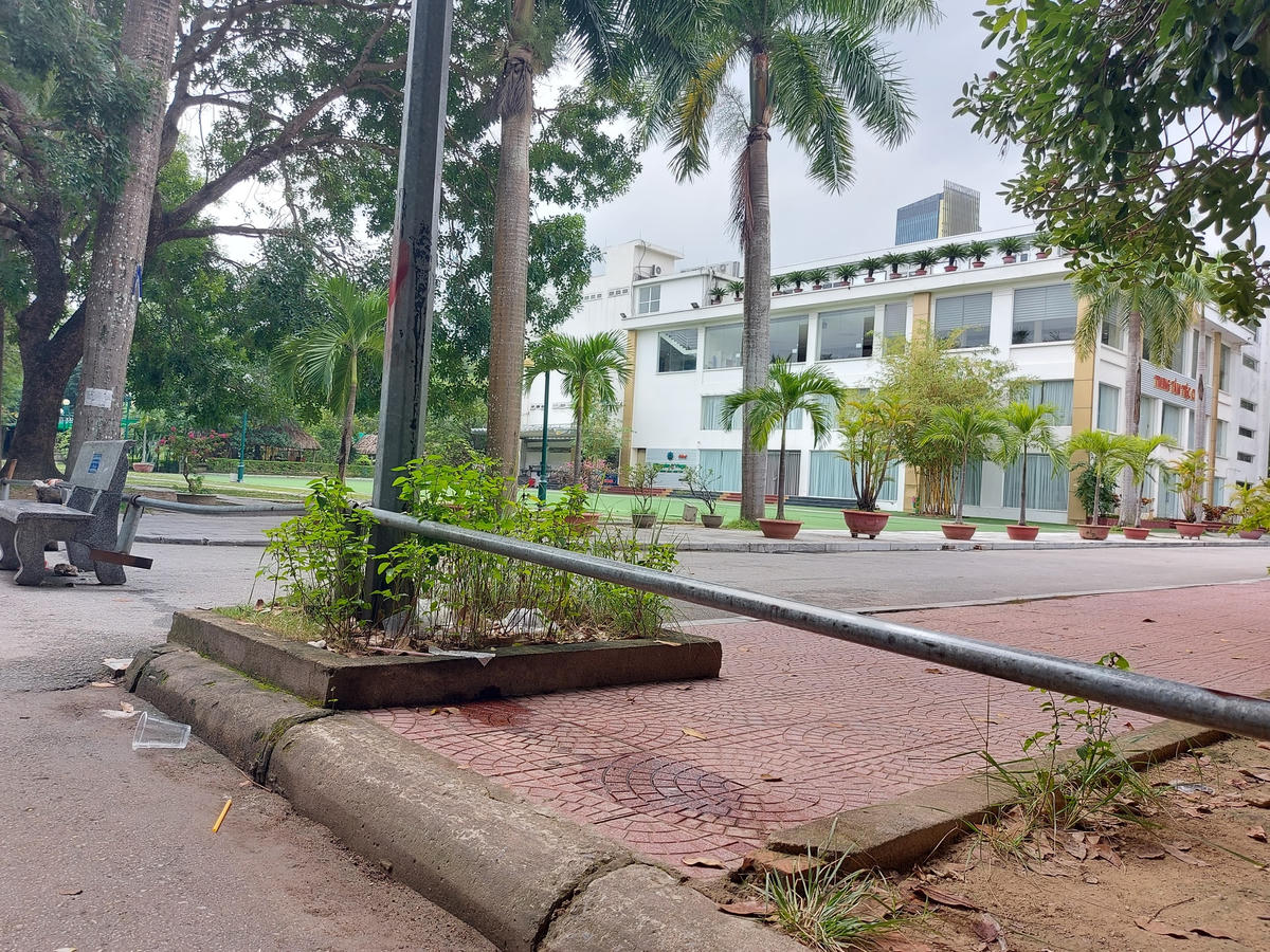 Đường đi lối lại trong Công viên Hội An bị Công ty Dạ Lan rào chắn bằng các khung thép. 