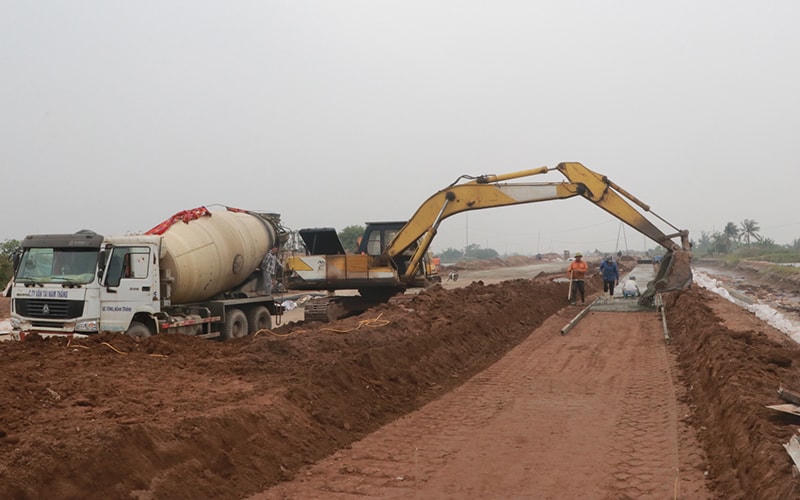 Tỉnh Nam Định đang cùng lúc triển khai một số công trình giao thông trọng điểm. Trong ảnh: Thi công tuyến đường trục kết nối vùng kinh tế biển của tỉnh với cao tốc Cầu Giẽ - Ninh Bình.