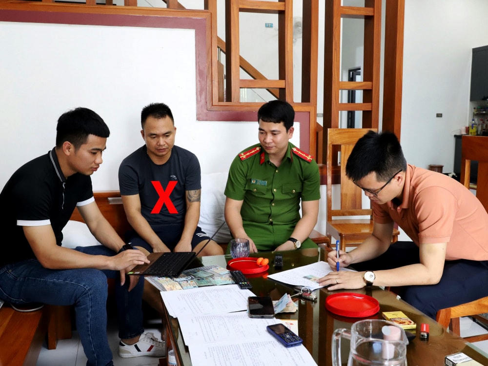 Lực lượng công an khám xét khẩn cấp nơi ở của đối tượng Đặng Quang Nam (dấu x).