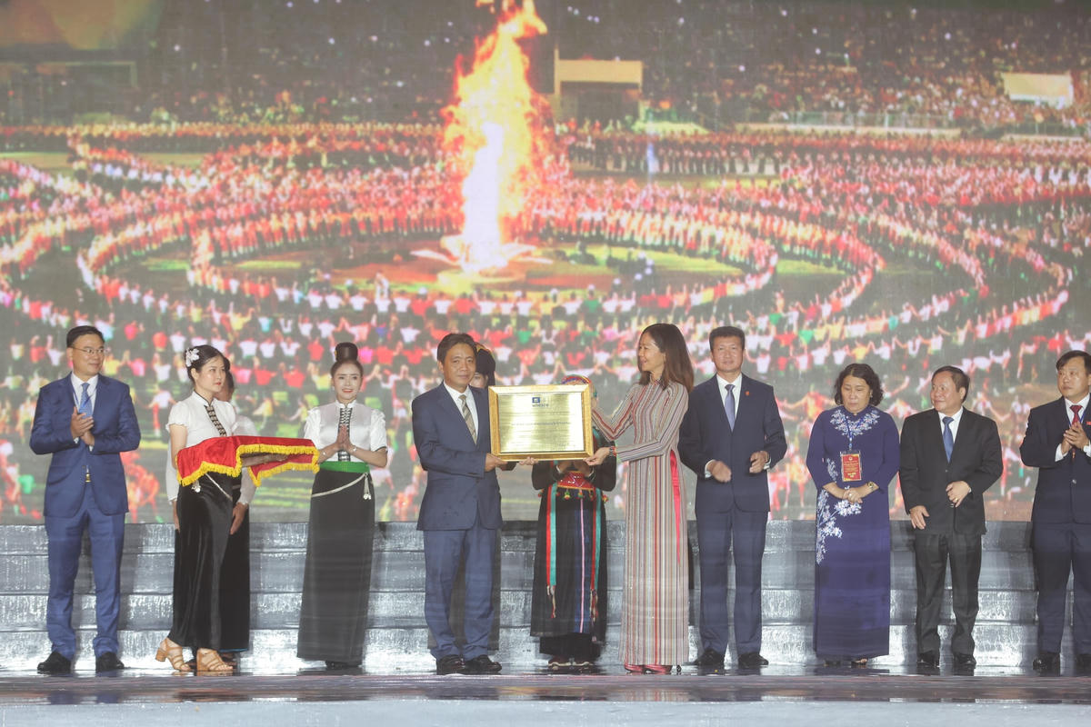 Thứ trưởng Bộ Văn hóa, Thể thao và Du lịch Hoàng Đạo Cương, đại diện Bộ Văn hóa, Thể thao và Du lịch đón nhận Bằng của UNESCO ghi danh “Nghệ thuật Xòe Thái” từ bà Pauline Tamesis, Điều phối viên thường trú của Liên Hợp Quốc tại Việt Nam.