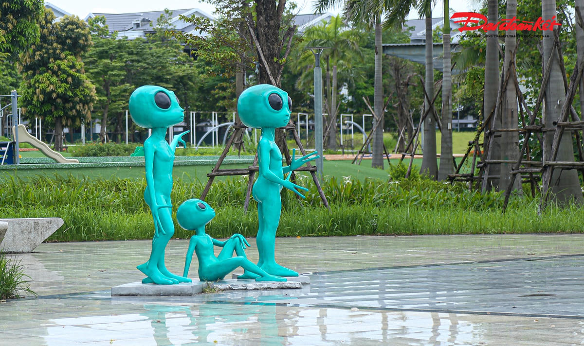 Trong quảng trường Ngoài hành tinh được bố trí nhiều bức tượng người ngoài hành tinh và các nhân vật viễn tưởng.