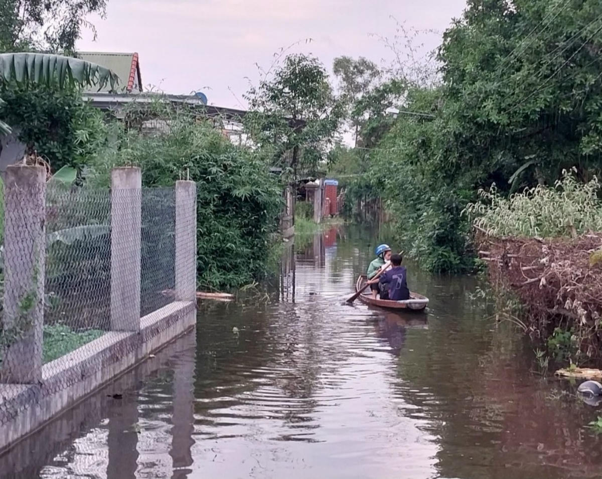 Tỉnh Thừa Thiên - Huế cho học sinh vùng thấp trũng nghỉ học từ chiều 14/10 để ứng phó với mưa lũ.