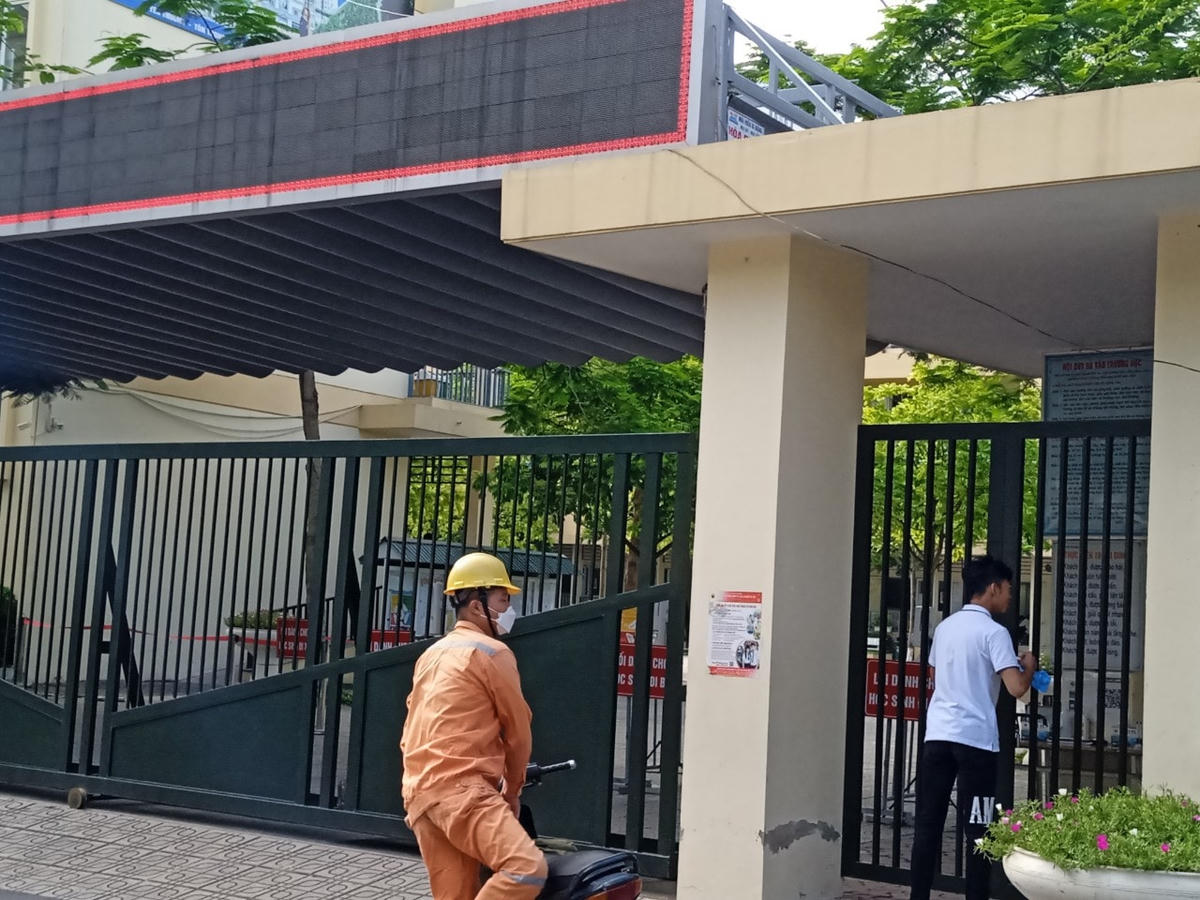 Thí sinh cuối cùng đến điểm thi trường THCS Thị trấn Văn Điển (Thanh Trì) lúc 7h39' sáng 7/7.