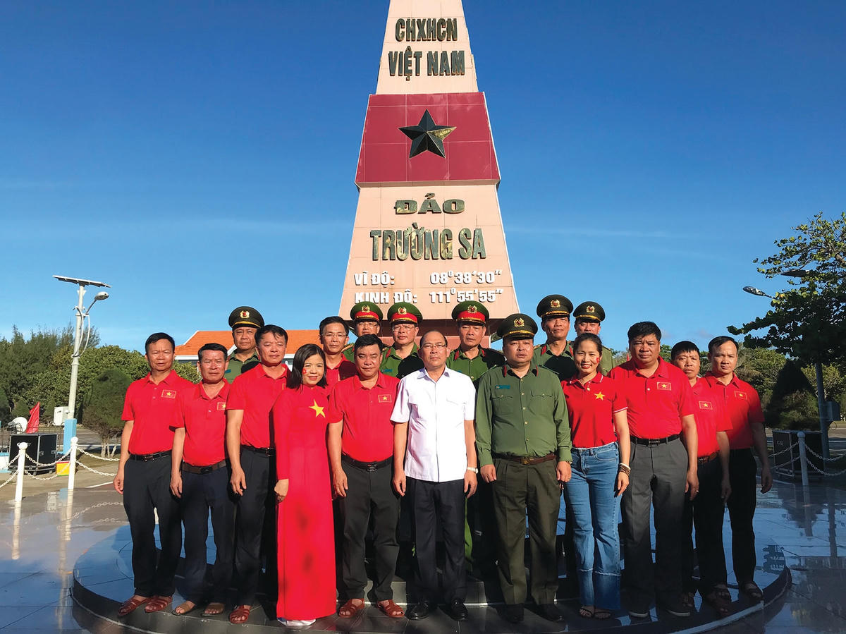 Các thành viên trong đoàn chụp ảnh lưu niệm.  