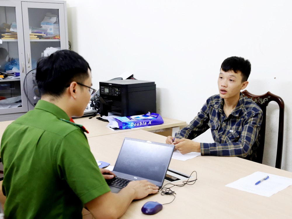 Cơ quan công an lấy lời khai Nguyễn Hoàng Tuấn Khang.