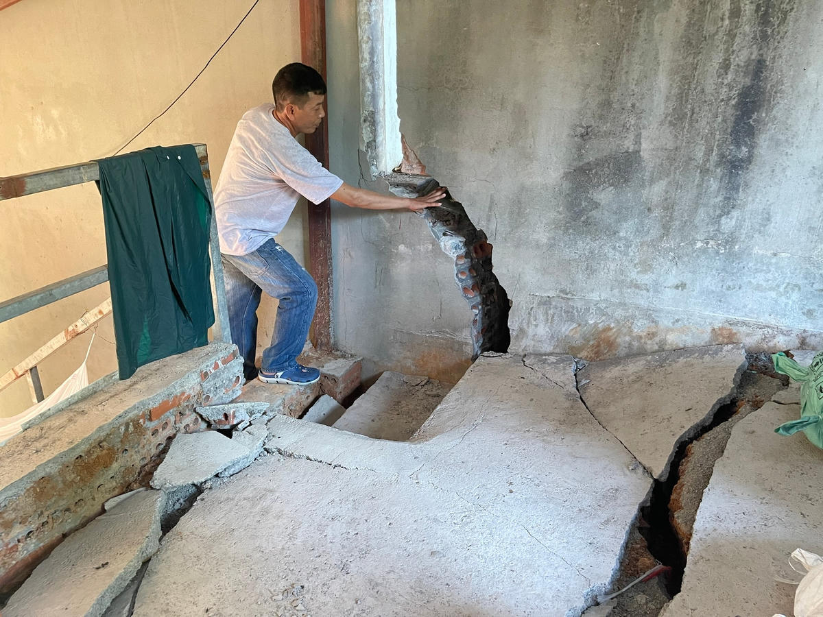 Sau nhiều trận mưa to kéo dài, tình trạng sạt lở, nứt, lún nhà của các hộ dân ngày càng nghiêm trọng.