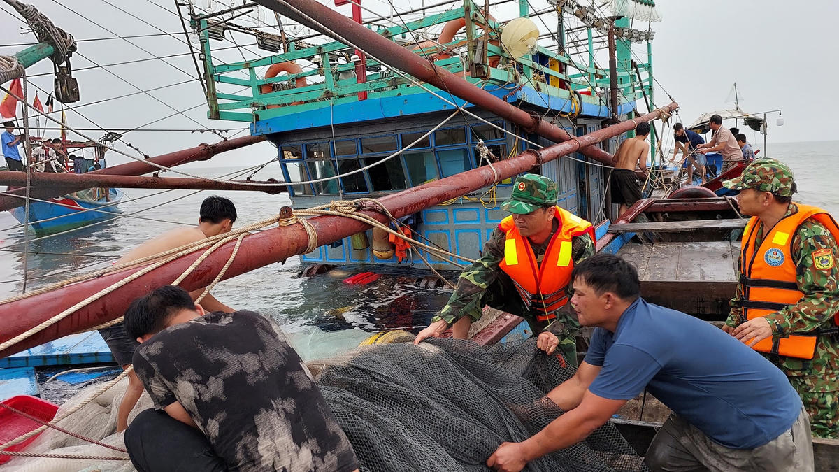 Lực lượng chức năng đang tiến hành cứu hộ tàu cá gặp nạn. (ảnh: Hoài Nam)