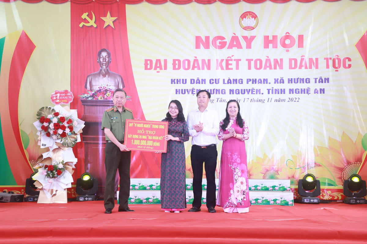 Bộ trưởng Bộ Công an Tô Lâm trao tặng 20 nhà Đại Đoàn kết cho huyện Hưng Nguyên.