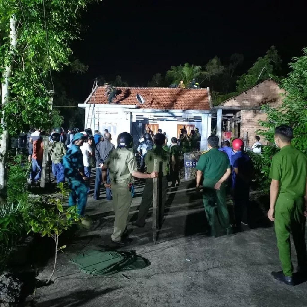 Lực lượng Công an vây bắt đối tượng Trần Văn Sanh.