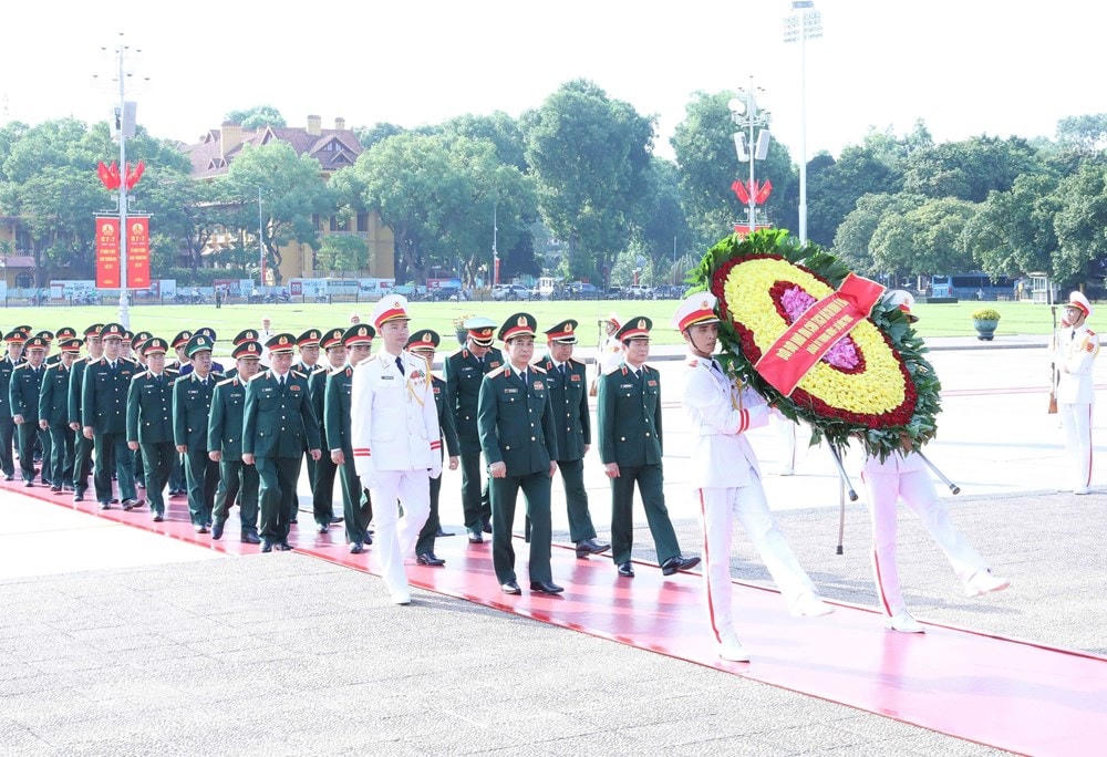 Đoàn đại biểu Quân ủy Trung ương - Bộ Quốc phòng đến đặt vòng hoa và vào Lăng viếng Chủ tịch Hồ Chí Minh. (Ảnh: An Đăng/TTXVN).